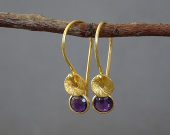 Boucles d'oreilles en or 24 carats vermeil et améthyste. Boucles d'oreilles avec pierre de naissance de février. Boucles d'oreilles pendantes en or et améthyste. Boucles d'oreilles pour femme. Cadeau pour elle.