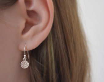 Petites boucles d'oreilles pendantes martelées en forme de disque en argent sterling. Boucles d'oreilles pendantes à petits disques. Cadeau pour elle.