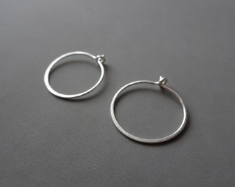 Petites créoles en argent martelé. Créoles minimalistes. Boucles d'oreilles cercle. Des cerceaux simples. Boucles d'oreilles pour femme