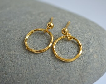 Boule de vermeil en or 24 carats et boucles d’oreilles à clous circulaires. Cadeau pour elle.