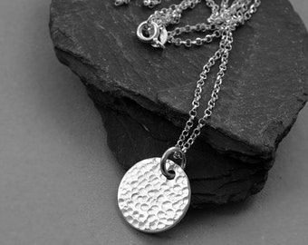 Minimalistische handgemachte Sterling Silber strukturierte Scheibe Anhänger Halskette. Gehämmerte Scheibe, Disk Charm, Grübchen Textur, Minimalist, Für Frau, Geschenk