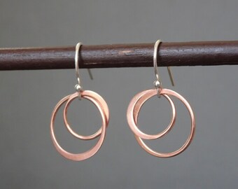 Boucles d'oreilles deux cercles, boucles d'oreilles cercles entrelacés, boucles d'oreilles cercles entrelacés, boucles d'oreilles en or rose 18 carats vermeil et argent sterling.