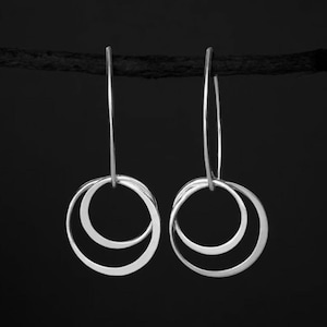 Handmade Sterling Silver Circle Dangle Earrings: Interlocking Design