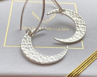 Boucles d'oreilles pendantes en forme de croissant de lune texturé en argent sterling. Boucles d'oreilles pour femme.