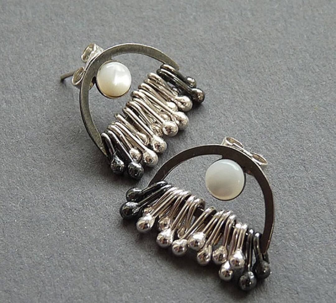 ピアス Louise Sterling Silver figure stud earring Louise Sterling Silver figure stud earring