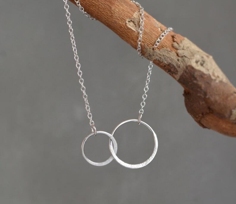 Silver necklace interlocking circles Clearance
