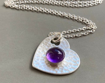 Collier pendentif coeur texturé fait main, améthyste, argent sterling. Collier améthyste avec pierre de naissance de février.