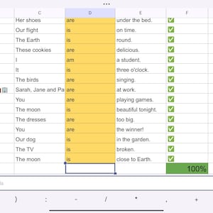 Puede incluir: Una captura de pantalla de una hoja de cálculo en una pantalla de tableta. La hoja de cálculo tiene frases y casillas de verificación. El texto incluye frases como "Her shoes are under the bed" y "The moon is close to Earth."
