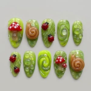 Handgjorda press-on-naglar med förtrollad skog, 3D-daggdroppe- och svampkonst, nagelset med snigel och nyckelpiga, gröna gelénaglar för djärva konstnärliga vibbar