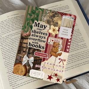 Op de afbeelding: Decoratieve bladwijzer met een collage-ontwerp. Het bevat de tekst "May your shelves always overflow with books." Bevat een teddybeer, sterren en de woorden "reading enthusiast."