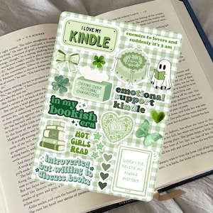 Könnte beinhalten: Ein Stickerbogen mit grün-weißem Karomuster und Buchmotiven, darunter Texte wie „I Love My Kindle“ und „Hot Girls Read“. Die Aufkleber sind in verschiedenen Grüntönen gehalten.
