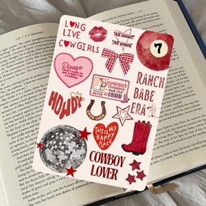 Könnte beinhalten: Ein Stickerbogen mit verschiedenen Western-Designs. Enthält eine Discokugel, rote Cowboy-Stiefel, Herzen, Sterne und Text wie "Cowboy Lover" und "Long Live Cowgirls".