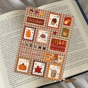 Puede incluir: Una hoja de pegatinas cuadrada con un fondo de patrón de cuadros vichy marrón y blanco. El diseño incluye varias ilustraciones de sellos postales con temática otoñal, como bellotas, calabazas, hojas y tazas de café, con el texto October, autumn, cosy season book club y HELLO! Autumn.