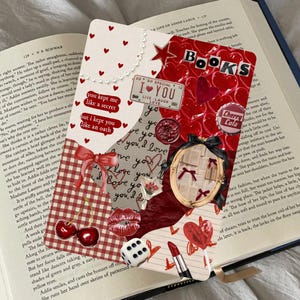 Może przedstawiać: Ozdobna zakładka do książki z kolażem czerwonych serc, kokardek i napisem "BOOKS". Zawiera tekst "I love you" i "You kept me like a secret".