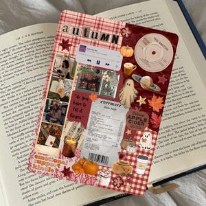 Może przedstawiać: Dekoracyjna strona do scrapbookingu o tematyce jesiennej ze słowem "jesień" na górze. Zawiera naklejki z dyniami, duchami, płytą i filiżanką kawy, wszystko na czerwono-białym kratkowanym tle. Strona jest otwarta w książce.