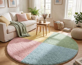 Puede incluir: Una alfombra circular grande con un diseño segmentado de cuatro bloques de colores distintos en tonos pastel suaves de rosa, amarillo, verde claro y azul claro. La alfombra tiene una superficie de pelo largo y texturizado y un borde sencillo.