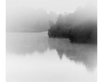 fotografía del lago, impresión, arte de la casa del lago, impresión del lago en blanco y negro, fotografía minimalista, lago brumoso
