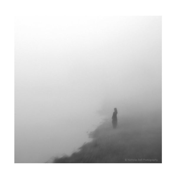 photographie noir et blanc, photographie minimaliste, art minimaliste, photographie de mauvaise humeur, gris, mystère, minimal, femme