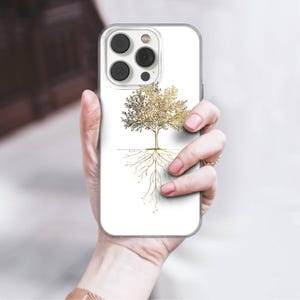 Op de afbeelding: Transparante telefoonhoesje met een goud-zwart boomontwerp. De boomillustratie toont de takken en wortels, tegen een witte achtergrond. De hoes is ontworpen voor een smartphone.