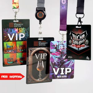 Op de afbeelding: Verschillende VIP-evenementbadges met lanyards. Eén badge heeft de tekst "The Whiskey Social" en "VIP". Een andere zegt "2024 VIP". Een derde badge heeft een afbeelding van een vrouw met de tekst "MIKU EXPO". De laatste badge zegt "Lucha Goth Haus".