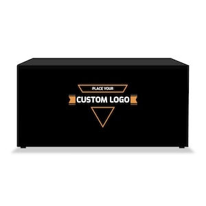 Könnte beinhalten: Eine schwarze, rechteckige Tischdecke mit dem goldenen Text "PLACE YOUR CUSTOM LOGO". Die Abdeckung ist für Standardtische konzipiert und eignet sich für Messen, Veranstaltungen oder Einzelhandelsausstellungen. Das Design ist schlicht und professionell.