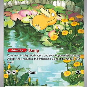 Puede incluir: Una carta de Pokémon con Psyduck, un Pokémon amarillo con forma de pato, en un estanque. La carta incluye el texto "Psyduck", "HP 70" y descripciones de habilidades. El fondo muestra nenúfares y flores amarillas.