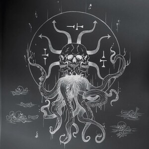Könnte beinhalten: Eine weiße Illustration auf schwarzem Hintergrund zeigt einen Schädel mit mehreren Gesichtern, Tentakeln und einem kreisförmigen Design mit Pfeilen. Das Kunstwerk enthält zusätzliche Schädel und Knochen.