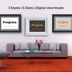 Puede incluir: Tres impresiones enmarcadas con el texto "Focus on Progress, Not Perfection" en negro, blanco y beige. Las impresiones se muestran sobre un sofá gris, una mesa de centro de cristal y una alfombra roja. La imagen también incluye el texto "3 Styles | 5 Sizes | Digital downloads".