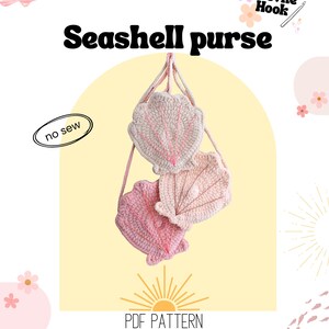 Puede incluir: Un patrón en PDF de bolso de ganchillo con forma de concha de Leevke Hook que presenta tres bolsas interconectadas en tonos rosa claro y melocotón con detalles bordados. El diseño incluye una construcción sin costuras y una correa larga.