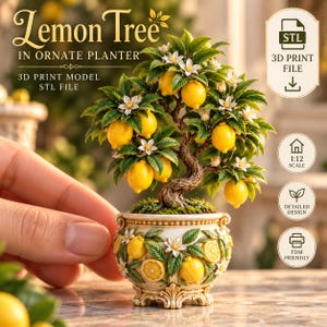 Può includere: Un modello di stampa 3D di un albero di limoni in miniatura in un vaso decorato. L'albero presenta limoni gialli, foglie verdi e fiori bianchi. Il vaso è decorato con rilievi di limoni e foglie. Il testo include Lemon Tree.