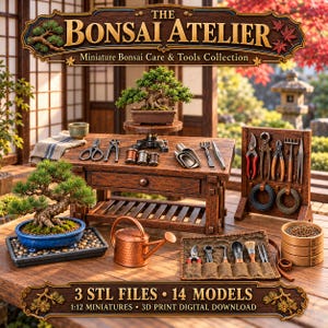 Könnte beinhalten: Ein 1:12 Miniatur-Bonsai-Werkbank-Set mit Holztisch, zwei Bonsai-Bäumen, einer kupferfarbenen Gießkanne, einem Werkzeugständer und einer Werkzeugrolle. Das Set enthält 14 Modelle als 3 STL-Dateien für den 3D-Druck, beschriftet The Bonsai Atelier.