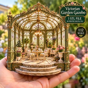 Può includere: Un file digitale per stampa 3D di un gazebo da giardino vittoriano in miniatura in scala 1:12. La struttura presenta una cornice in metallo verde decorata, pannelli in vetro, un lampadario centrale e mobili interni con tavolo e sedie.