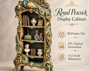 Könnte beinhalten: Eine 3D-Druckdatei im STL-Format für eine 1:12 Miniatur-Vitrine namens Royal Peacock Display Cabinet. Der verzierte grün-goldene Schrank zeigt einen Pfauenkamm und drei Regale mit Miniaturbüchern, Vasen, Parfümflaschen und einer Büste.