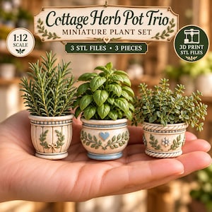 Könnte beinhalten: Ein Miniatur-Pflanzenset im Maßstab 1:12 mit dem Titel Cottage Herb Pot Trio, bestehend aus drei kleinen Töpfen mit grünen Kräutern. Der Text lautet Cottage Herb Pot Trio, Miniature Plant Set, 3 STL Files, 3 Pieces, 1:12 Scale, 3D Print STL Files.