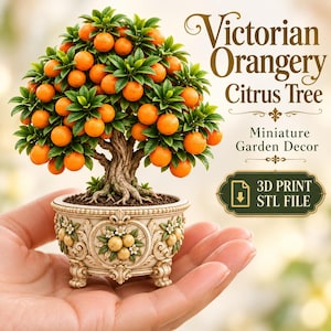 Op de afbeelding: Een miniatuur citrusboom met feloranje vruchten en groene bladeren, geplant in een sierlijke, crèmekleurige plantenbak met reliëfversieringen. Tekst: Victorian Orangery Citrus Tree, Miniature Garden Decor, 3D PRINT STL FILE.