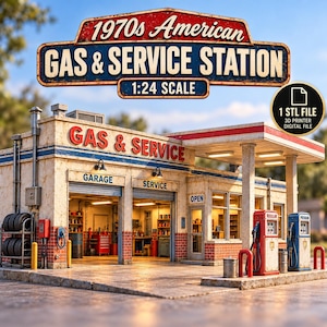Puede incluir: Un modelo a escala 1:24 de una gasolinera estadounidense de los años 70 con dos bahías de garaje, surtidores de combustible rojos y azules y detalles de ladrillo. La estructura incluye letreros que dicen 1970s American GAS & SERVICE STATION y 1 STL FILE.