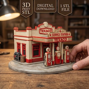 Può includere: Un modellino di stazione di servizio Texaco stampato in 3D con pareti in mattoni color crema, finiture rosse e tre pompe di benzina in stile vintage. La struttura include una tettoia con la scritta Texaco Service Station e un portagomme.