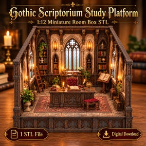 Könnte beinhalten: Ein 1:12 Miniatur-Raummodell mit dem Titel Gothic Scriptorium Study Platform. Die Struktur besteht aus dunkler Holzvertäfelung, Bogenfenstern, eingebauten Bücherregalen, einem zentralen Schreibtisch mit offenem Buch, einem roten Stuhl und einem Teppich.