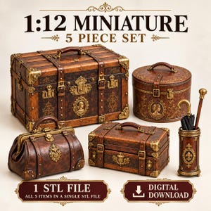 Può includere: Un set in miniatura 1:12 da 5 pezzi con bauli color marrone effetto pelle, una borsa da medico e un portaombrelli cilindrico con finiture in metallo dorato, filigrana e cammei. Il testo recita 1:12 MINIATURE 5 PIECE SET, 1 STL FILE, DIGITAL DOWNLOAD.