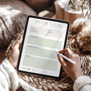 Może przedstawiać: Cyfrowy tablet wyświetlający szablon "Wizyty u lekarza" z sekcjami na datę, dostawcę i notatki. Ekran ma jasnozielony i biały design. Biały rysik jest trzymany blisko ekranu. Tablet spoczywa na tkanej powierzchni.