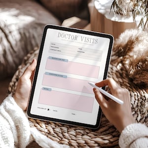 Puede incluir: Una tableta digital que muestra una plantilla de "Visitas al médico" con secciones para la fecha, el proveedor, el motivo de la visita y las notas. La tableta está en manos de una persona, con un lápiz óptico sobre la pantalla. El texto "Doctor Visits" está arriba.