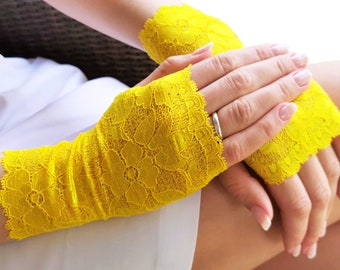 Gants jaunes . Gants de dentelle extensible jaune. Dentelle extensible, gants de dentelle sans doigts. Mariée, demoiselle d’honneur. Cadeau pour elle.  Prêt à expédier.