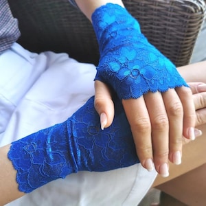 Kanten handschoenen in blauw. Stretch kant. Vingerloze handschoenen. Kostuum handschoenen. Feesten, raves of zelfs voor dagelijks gebruik.