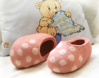 Little Kid Shoe. Felted Soft Wool Slippers in Light Pink with White Polka Dots. Size EU 23; EU24 Ready to Ship.