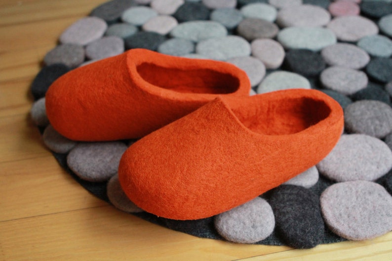 Pantoufles de laine feutrées en orange. fabriqué sur commande. image 1