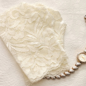 Lace gloves. Bridal gloves. Short Ivory Gloves. Fingerless  gloves. Wedding Gloves.  Fingerless lace gloves. Milky White lace gloves.