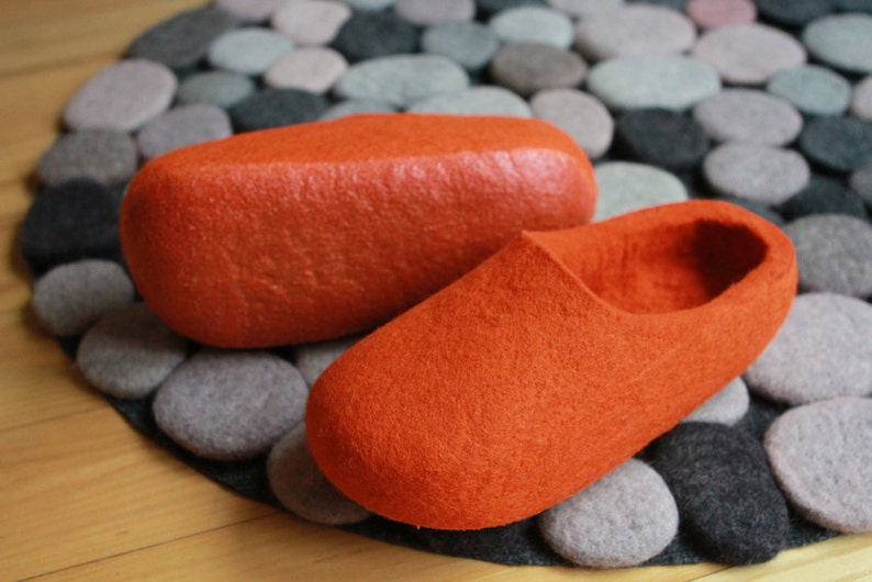 Pantoufles de laine feutrées en orange. fabriqué sur commande. image 2