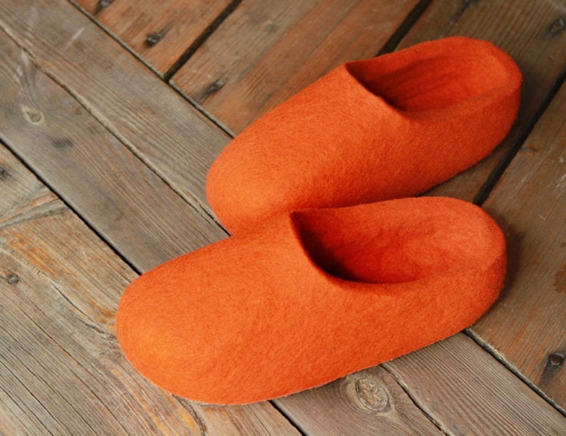 Pantoufles de laine feutrées en orange. fabriqué sur commande. image 3