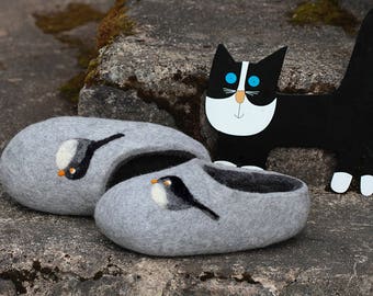 Pantoufles de laine feutrées en gris avec décor d’oiseaux. Fabriqué sur commande.
