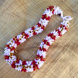 Lei con nastro rosso, bianco e oro
